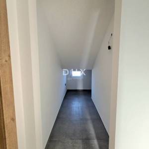 ISTRA, PULA – Prizemni 2SS+DB stan u novogradnji s terasom, dvorištem i privatnim bazenom