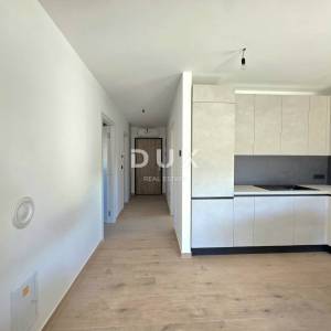 ISTRA, PULA – Prizemni 2SS+DB stan u novogradnji s terasom, dvorištem i privatnim bazenom