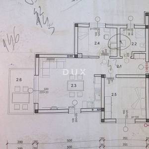 ISTRA, PULA – Prizemni 2SS+DB stan u novogradnji s terasom, dvorištem i privatnim bazenom