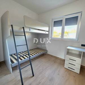 ISTRA, PULA – Prizemni 2SS+DB stan u novogradnji s terasom, dvorištem i privatnim bazenom