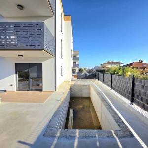 ISTRA, PULA – Prizemni 2SS+DB stan u novogradnji s terasom, dvorištem i privatnim bazenom