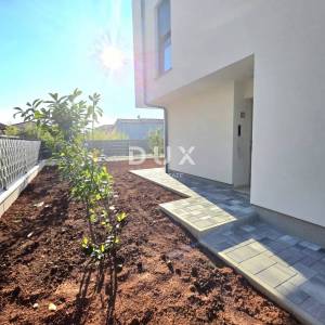 ISTRA, PULA – Prizemni 2SS+DB stan u novogradnji s terasom, dvorištem i privatnim bazenom