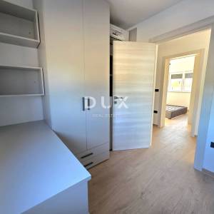 ISTRA, PULA – Prizemni 2SS+DB stan u novogradnji s terasom, dvorištem i privatnim bazenom