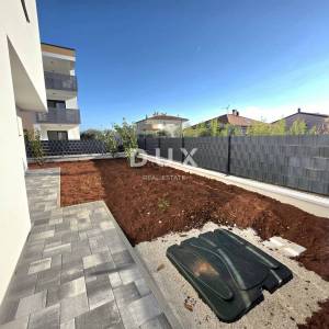 ISTRA, PULA – Prizemni 2SS+DB stan u novogradnji s terasom, dvorištem i privatnim bazenom