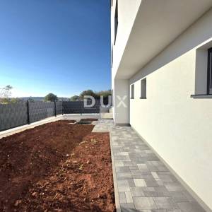 ISTRA, PULA – Prizemni 2SS+DB stan u novogradnji s terasom, dvorištem i privatnim bazenom