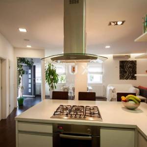 ISTRA, PULA - Prostran odmah useljiv stan u blizini centra