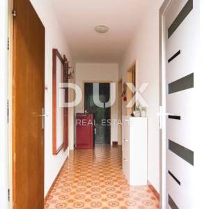 ISTRA, PULA- Prostrani stan na idealnoj lokaciji sa vrtom!