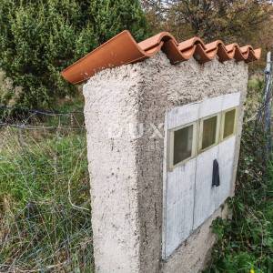 ISTRA, PULA- Prostrano poljoprivredno zemljište sa gospodarskim objektom!