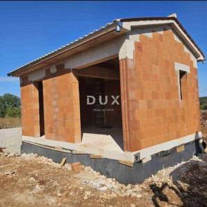 ISTRA, ROVINJ - Kuća na prostranom poljoprivrednom zemljištu