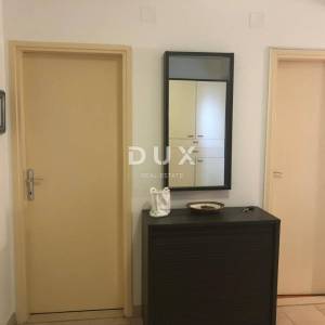 ISTRA, ROVINJ - trosobni prostran i uredan stan s parkirnim mjestom i balkonom na prvom katu u blizini centra!