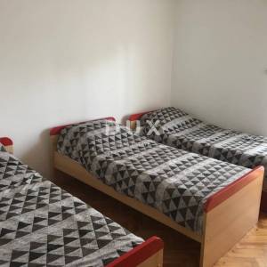 ISTRA, ROVINJ - trosobni prostran i uredan stan s parkirnim mjestom i balkonom na prvom katu u blizini centra!