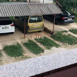 ISTRA, ROVINJ - trosobni prostran i uredan stan s parkirnim mjestom i balkonom na prvom katu u blizini centra!