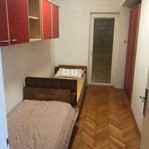 ISTRA, ROVINJ - trosobni prostran i uredan stan s parkirnim mjestom i balkonom na prvom katu u blizini centra!