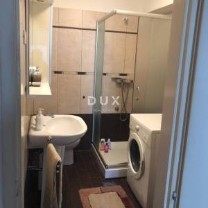 ISTRA, ROVINJ - trosobni prostran i uredan stan s parkirnim mjestom i balkonom na prvom katu u blizini centra!