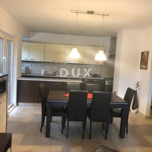 ISTRA, ROVINJ - trosobni prostran i uredan stan s parkirnim mjestom i balkonom na prvom katu u blizini centra!