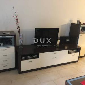 ISTRA, ROVINJ - trosobni prostran i uredan stan s parkirnim mjestom i balkonom na prvom katu u blizini centra!