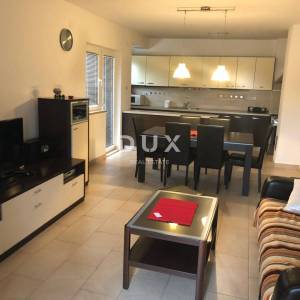 ISTRA, ROVINJ - trosobni prostran i uredan stan s parkirnim mjestom i balkonom na prvom katu u blizini centra!