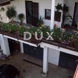 ISTRA, SAVUDRIJA - Dvije kuće s garažama + građevinsko zemljište - 200 m OD MORA!!