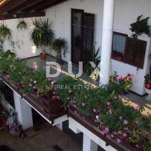 ISTRA, SAVUDRIJA - Dvije kuće s garažama + građevinsko zemljište - 200 m OD MORA!!