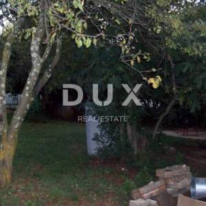 ISTRA, SAVUDRIJA - Dvije kuće s garažama + građevinsko zemljište - 200 m OD MORA!!