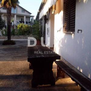 ISTRA, SAVUDRIJA - Dvije kuće s garažama + građevinsko zemljište - 200 m OD MORA!!