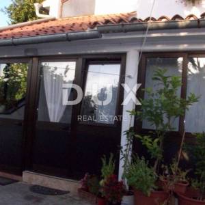 ISTRA, SAVUDRIJA - Dvije kuće s garažama + građevinsko zemljište - 200 m OD MORA!!