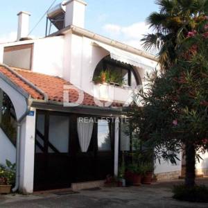 ISTRA, SAVUDRIJA - Dvije kuće s garažama + građevinsko zemljište - 200 m OD MORA!!