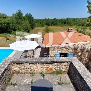 ISTRA, SVETI LOVREČ – Autohtona kamena vila s bazenom i 5000 m² privatnog imanja