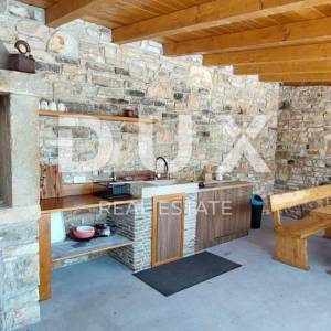 ISTRA, SVETI LOVREČ – Autohtona kamena vila s bazenom i 5000 m² privatnog imanja