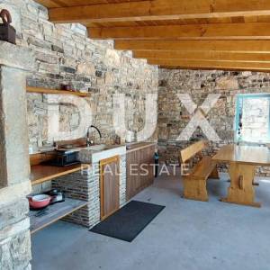 ISTRA, SVETI LOVREČ – Autohtona kamena vila s bazenom i 5000 m² privatnog imanja