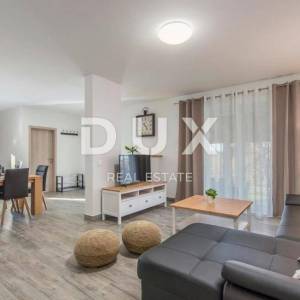 ISTRA, SVETI LOVREČ – Autohtona kamena vila s bazenom i 5000 m² privatnog imanja