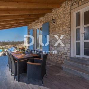 ISTRA, SVETI LOVREČ – Autohtona kamena vila s bazenom i 5000 m² privatnog imanja