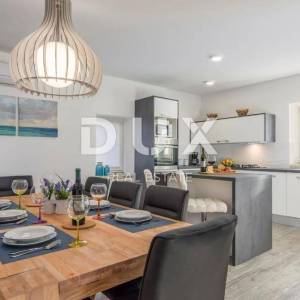 ISTRA, SVETI LOVREČ – Autohtona kamena vila s bazenom i 5000 m² privatnog imanja