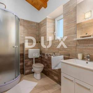 ISTRA, SVETI LOVREČ – Autohtona kamena vila s bazenom i 5000 m² privatnog imanja