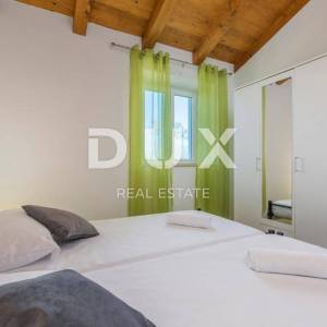 ISTRA, SVETI LOVREČ – Autohtona kamena vila s bazenom i 5000 m² privatnog imanja