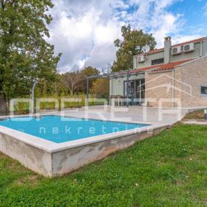 Istra, Sveti Petar u Šumi- Kuća s bazenom okružena zelenilom