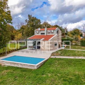 Istra, Sveti Petar u Šumi- Kuća s bazenom okružena zelenilom