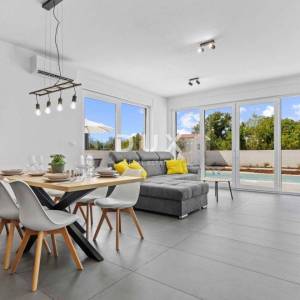 ISTRA, SVETVINČENAT – Moderna vila s grijanim bazenom, solarnom elektranom i potpunom privatnošću