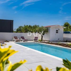 ISTRA, SVETVINČENAT – Moderna vila s grijanim bazenom, solarnom elektranom i potpunom privatnošću