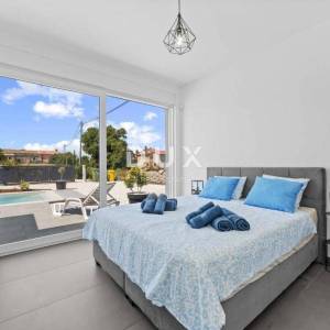 ISTRA, SVETVINČENAT – Moderna vila s grijanim bazenom, solarnom elektranom i potpunom privatnošću