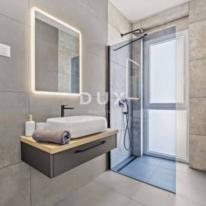 ISTRA, SVETVINČENAT – Moderna vila s grijanim bazenom, solarnom elektranom i potpunom privatnošću