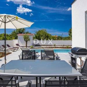 ISTRA, SVETVINČENAT – Moderna vila s grijanim bazenom, solarnom elektranom i potpunom privatnošću