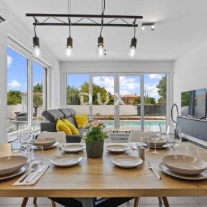 ISTRA, SVETVINČENAT – Moderna vila s grijanim bazenom, solarnom elektranom i potpunom privatnošću