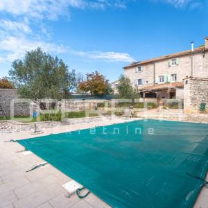 Istra, Svetvinčenat okolica-istarska kamena kuća s bazenom