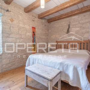 Istra, Svetvinčenat okolica-istarska kamena kuća s bazenom