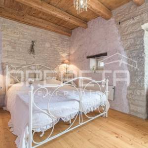 Istra, Svetvinčenat okolica-istarska kamena kuća s bazenom