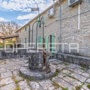 Istra, Svetvinčenat okolica-istarska kamena kuća s bazenom