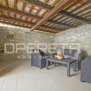 Istra, Svetvinčenat okolica-istarska kamena kuća s bazenom