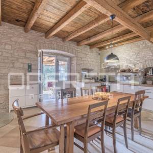 Istra, Svetvinčenat okolica-istarska kamena kuća s bazenom