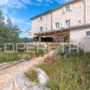 Istra, Svetvinčenat okolica-istarska kamena kuća s bazenom